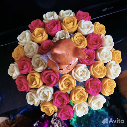 Букет из шоколадных роз цветов клубника лиса