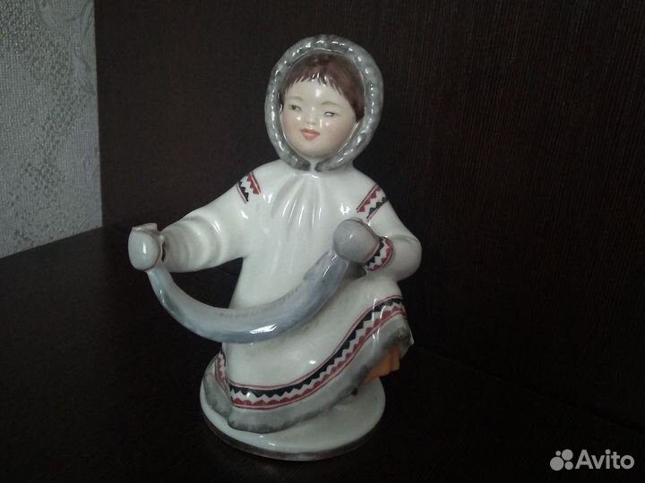 Статуэтка фарфоровая