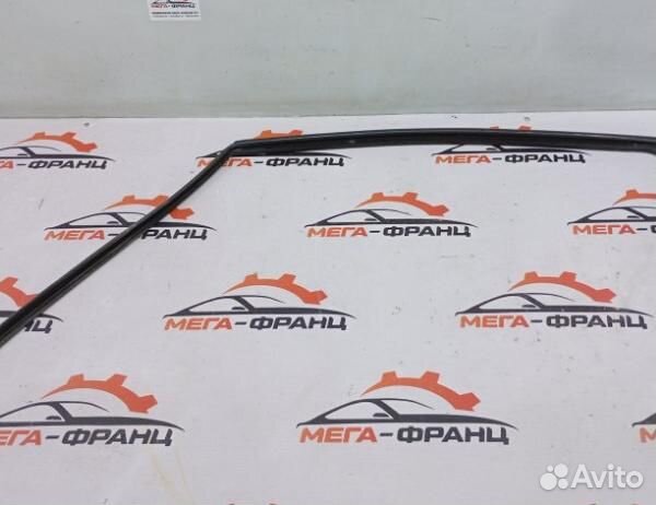 Уплотнитель стекла двери передний левый Peugeot