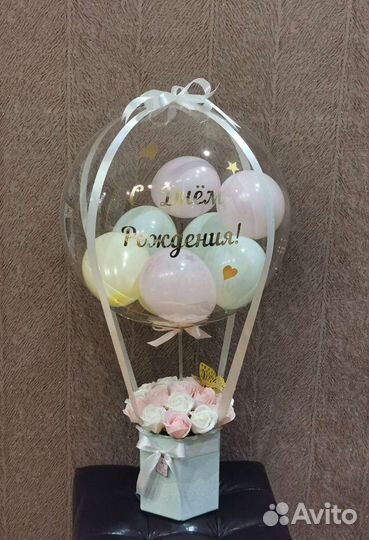 Композиция с воздушным шаром и розами из мыла