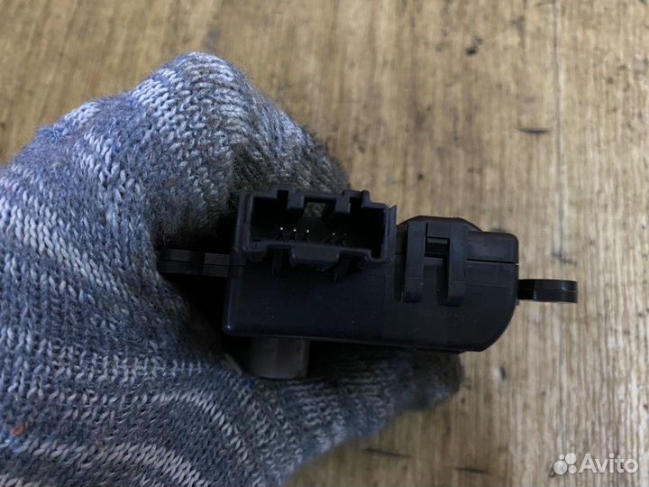 Моторчик привода заслонок отопителя Мазда 6 gн