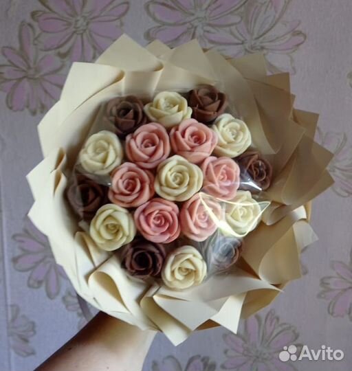 Вкусный сладкий букет шоколадные розы девушке