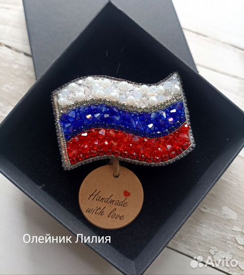 Брошь ручной работы из бисера
