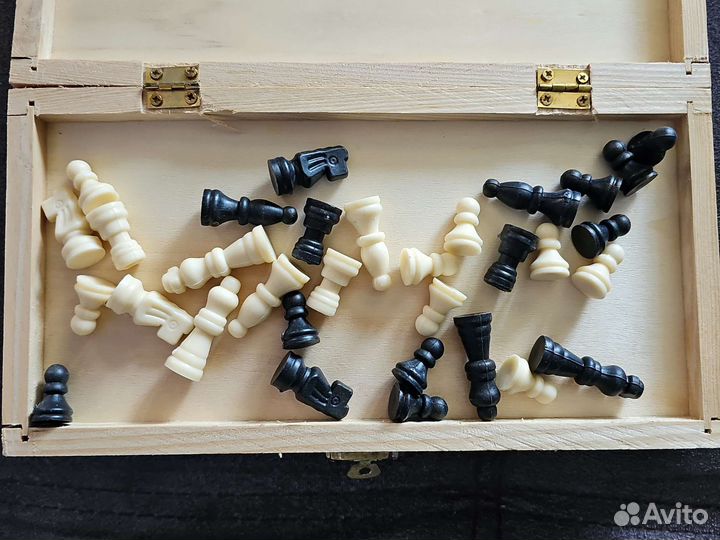 Шахматы дорожные и решебник шахматный Костров