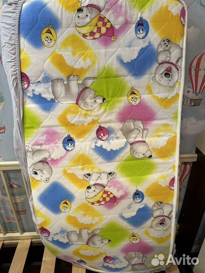 Детская кроватка с маятником