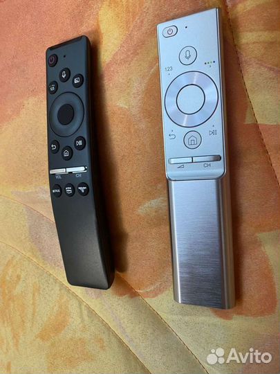 Металлический и черный пульт Samsung
