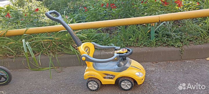 Машинка толокар с ручкой