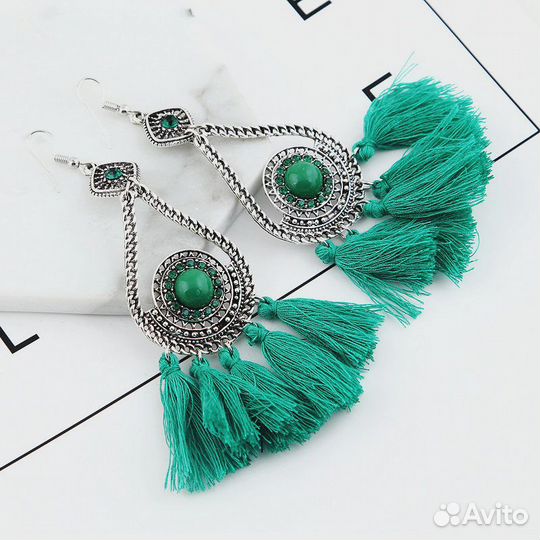 Зеленые серьги с кисточками