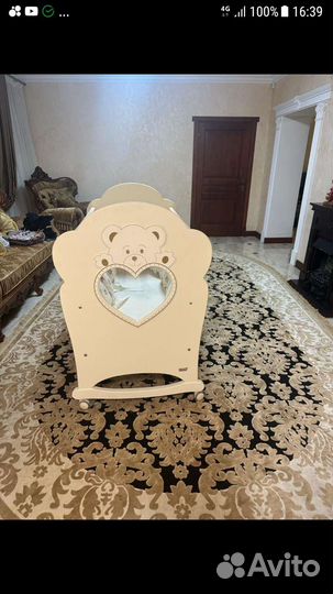 Детская кроватка с маятником белая