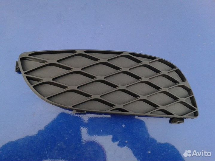 Yaris 2003-2005 правая заглушка в передний бампер