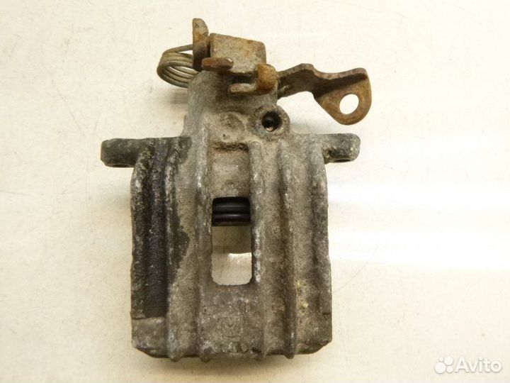 Суппорт тормозной задний правый Volkswagen Passat