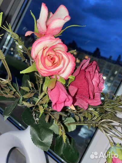 Декоративная ваза с искуственными розами