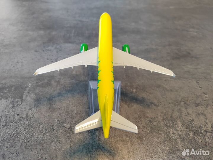 Модель самолета Airbus A320 авиакомпании S7