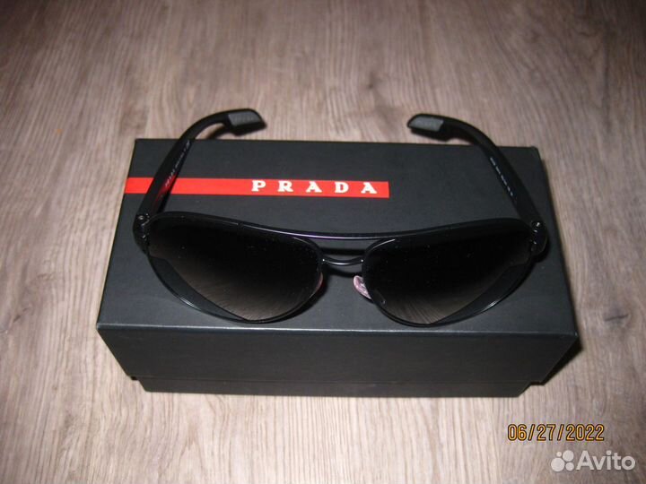 Солнцезащитные очки Prada