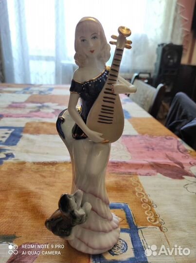 Статуэтка фарфор