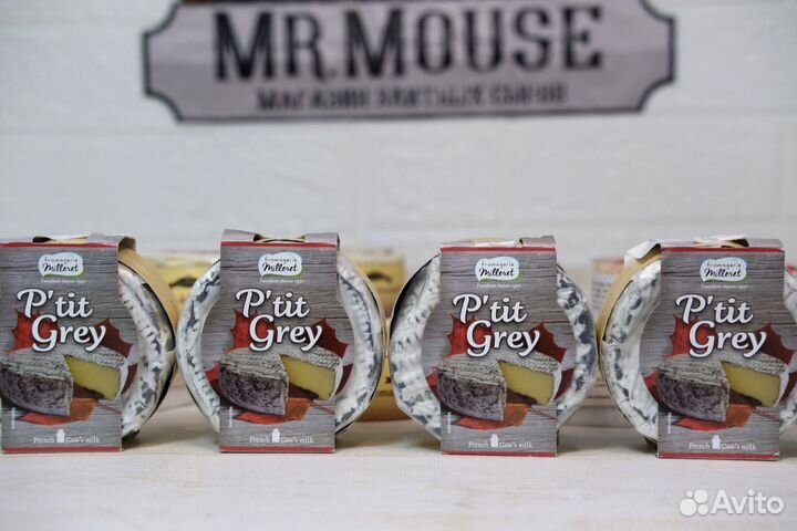 Мягкий сыр камамбер из Франции в серой золе