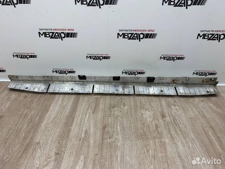 Кронштейн подножки правый Mercedes W164 ML 164