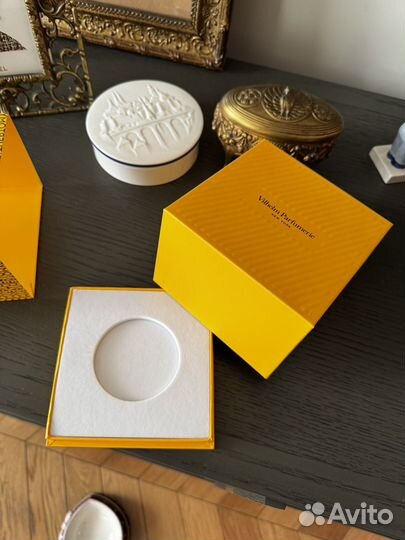 Коробки от дорогого парфюма