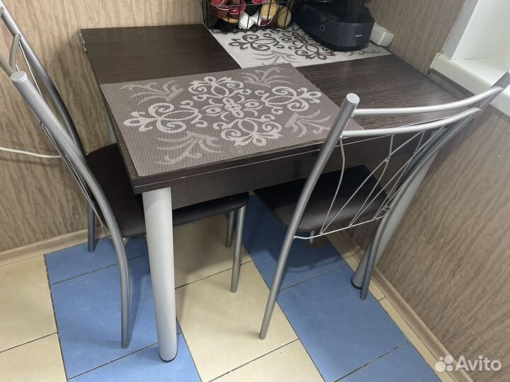 Кухонный стол и стулья