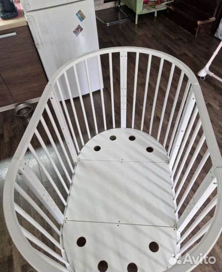 Детская кроватка с маятником