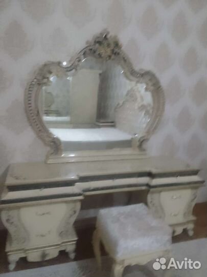 Спальный гарнитур