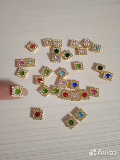 Стразы, бусины, розы, кабошоны