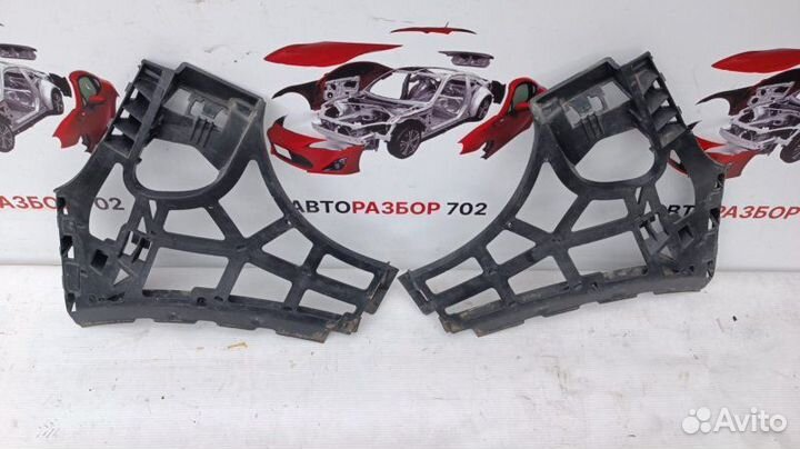 Крепление бампера переднее левое Volkswagen Gоlf