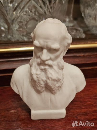 Фарфоровые бюсты писателей
