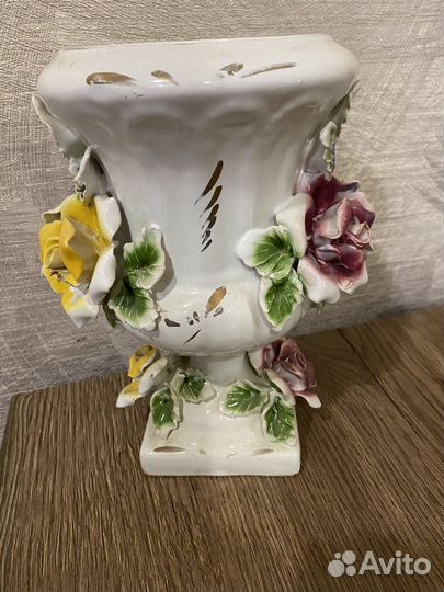 Фарфоровые ваза кубок