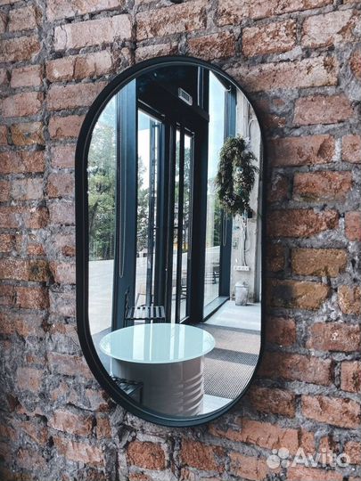 Зеркало в раме капсула