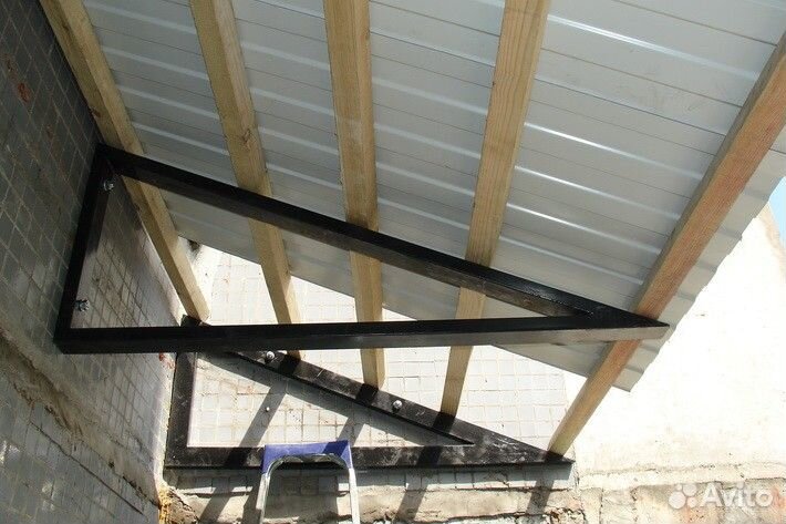 Монтаж крыши на балкон