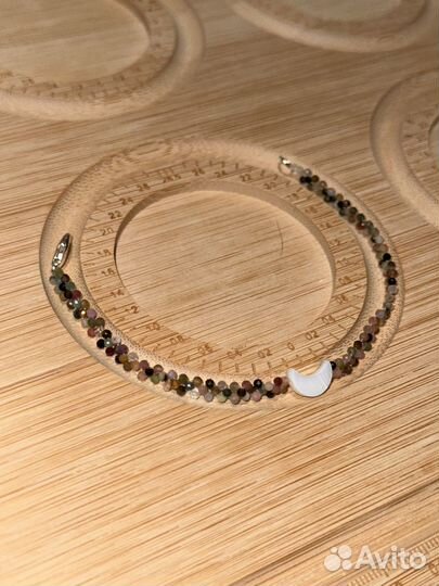 Украшение на руку из турмалина с ракушкой луной