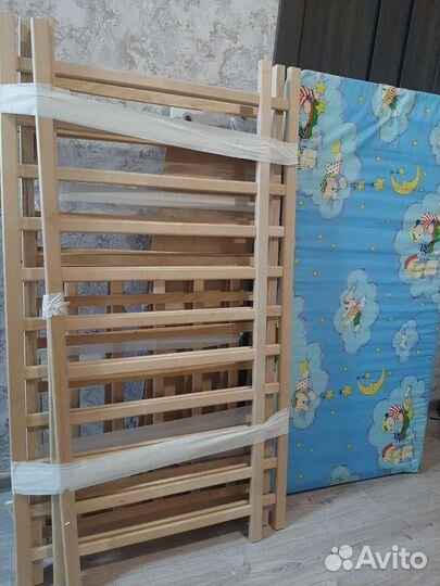 Кроватка детская с маятником