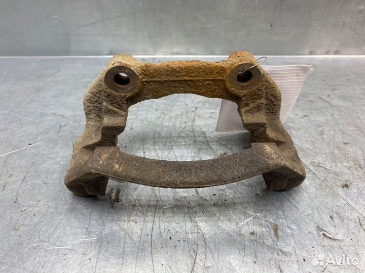 Скоба суппорта переднего Volkswagen Passat B5