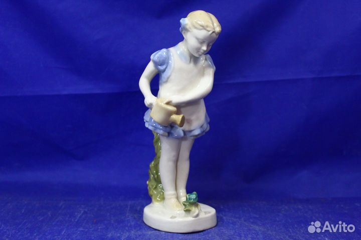 Фарфоровая статуэтка Девочка с лейкой поливает цве