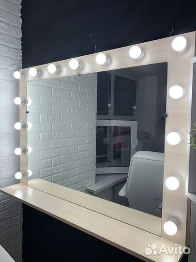 Гримерное зеркало с лампочками