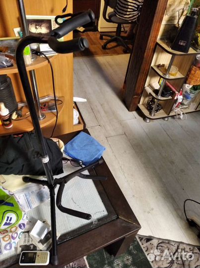 Стойка для гитары с держателем и фиксатором грифа