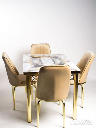 Стол со стульями на кухню