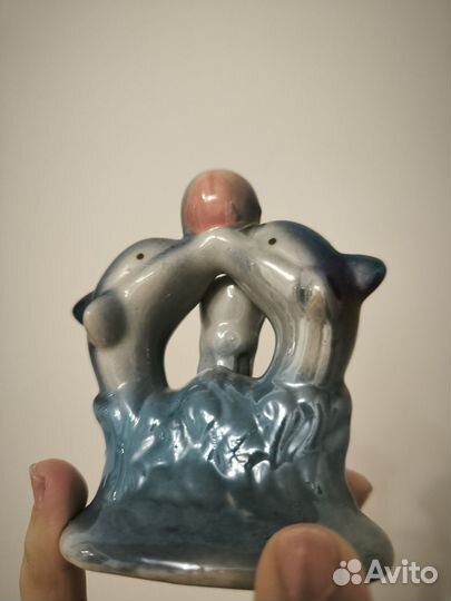 Фарфоровая статуэтка Дельфины с мячом, СССР
