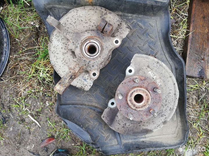 Поворотный кулак Митсубиси Лансер 10