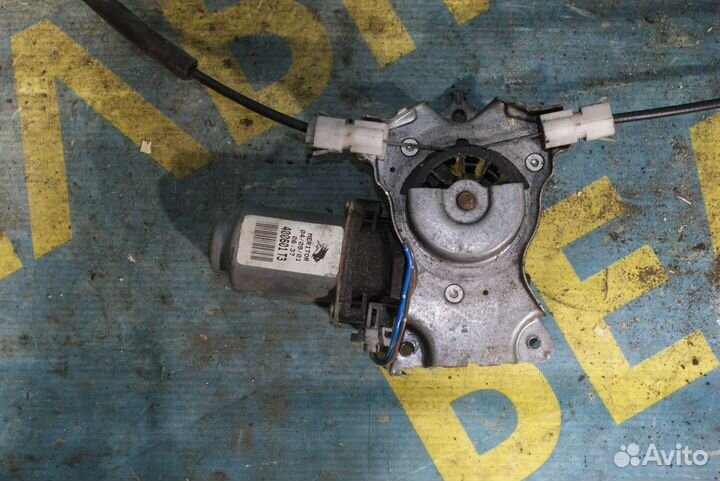 Передний левый стеклоподъемник Nissan Almera N16