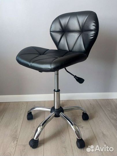 Стул мастера со спинкой на колесиках