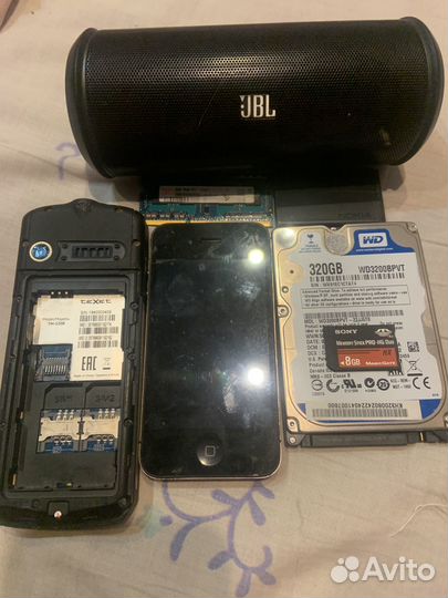 Колонка jbl, айфон 4s, кнопочный телефон