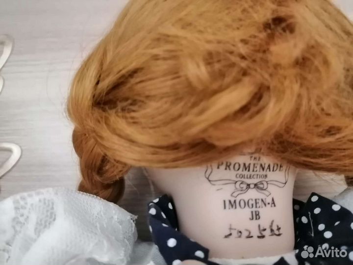 Кукла фарфоровая