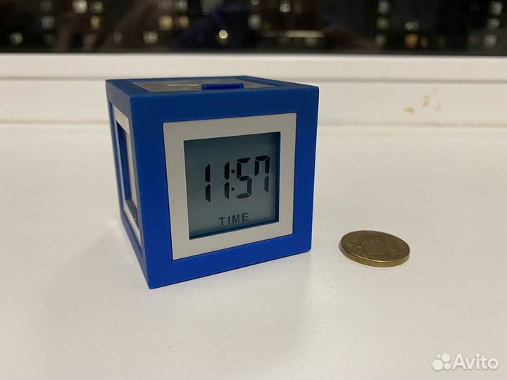 Часы кубик lexon