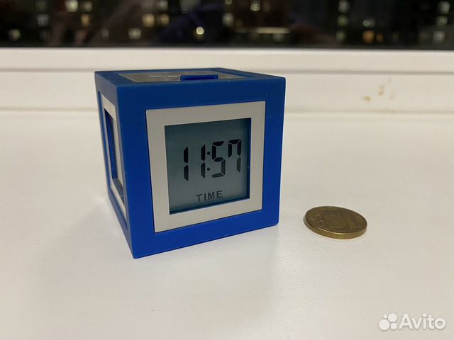 Часы кубик lexon