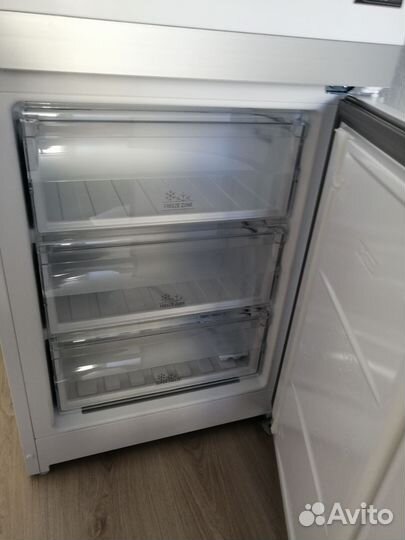 Холодильник Hotpoint-Ariston новый