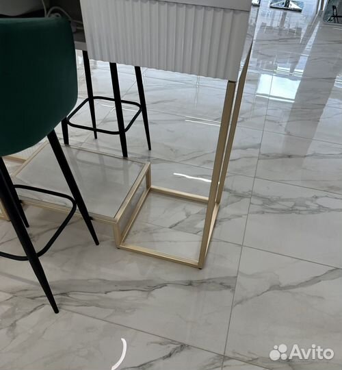 Маникюрный стол со стульями