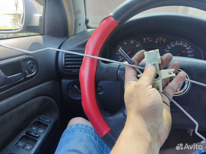 Тяга левой задней двери passat b5