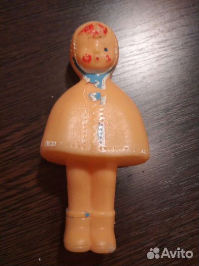 Игрушка Девочка в пальто с капюшоном